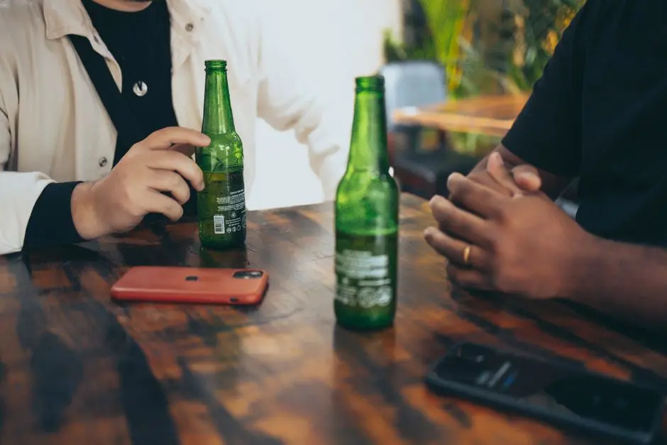 Ilustrasi botol minum di meja kantor